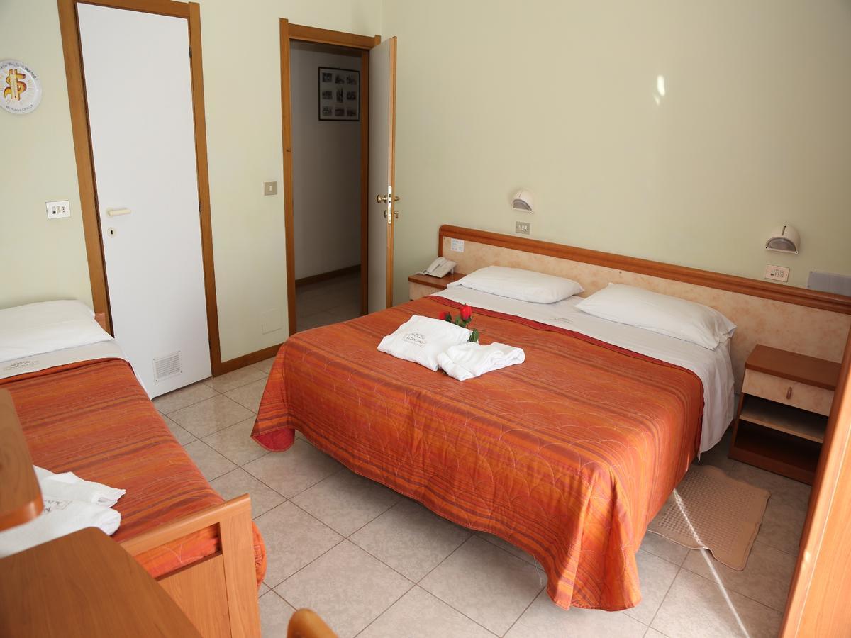 Hotel Al Dollaro Cattolica Buitenkant foto