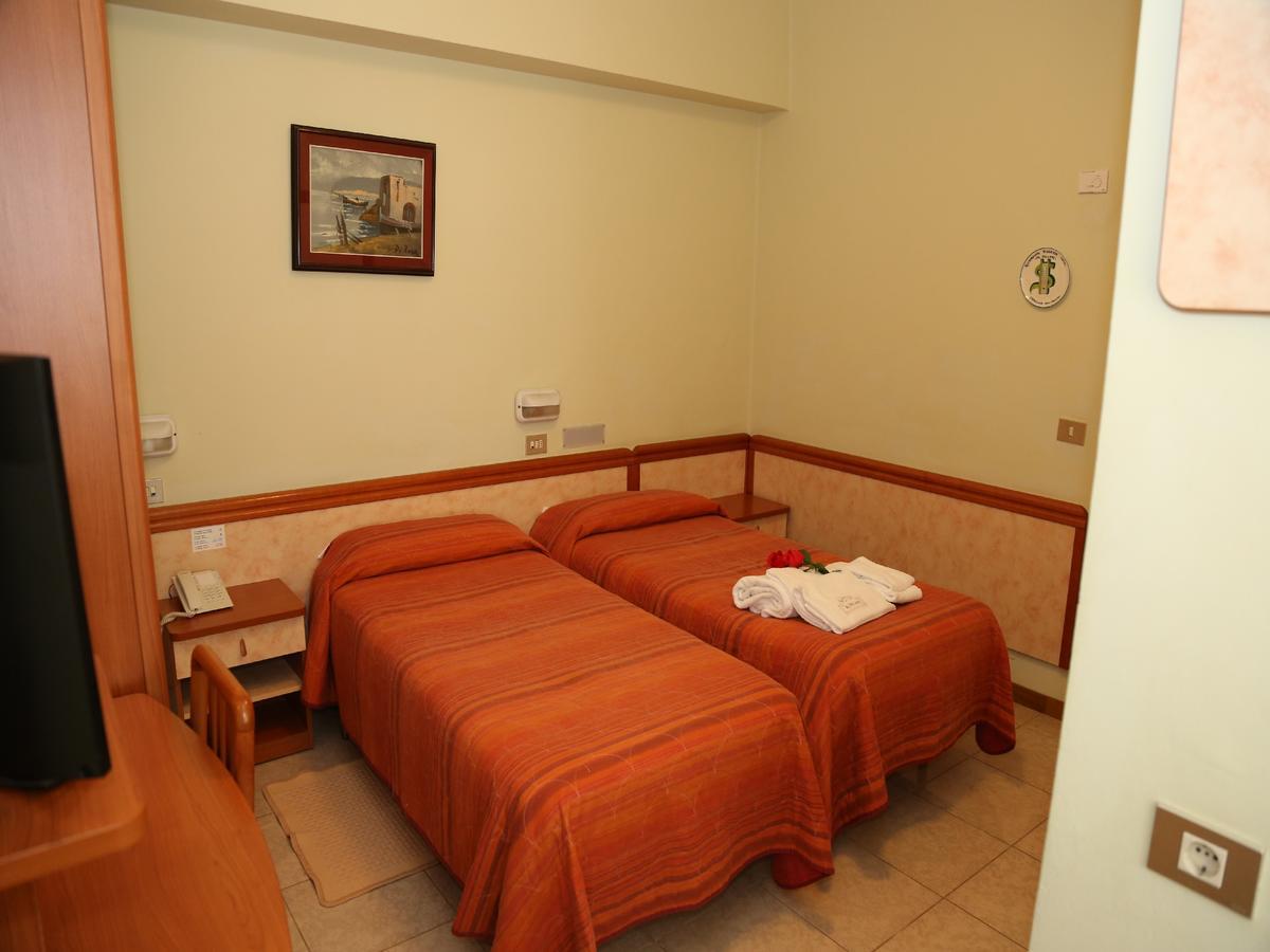 Hotel Al Dollaro Cattolica Buitenkant foto